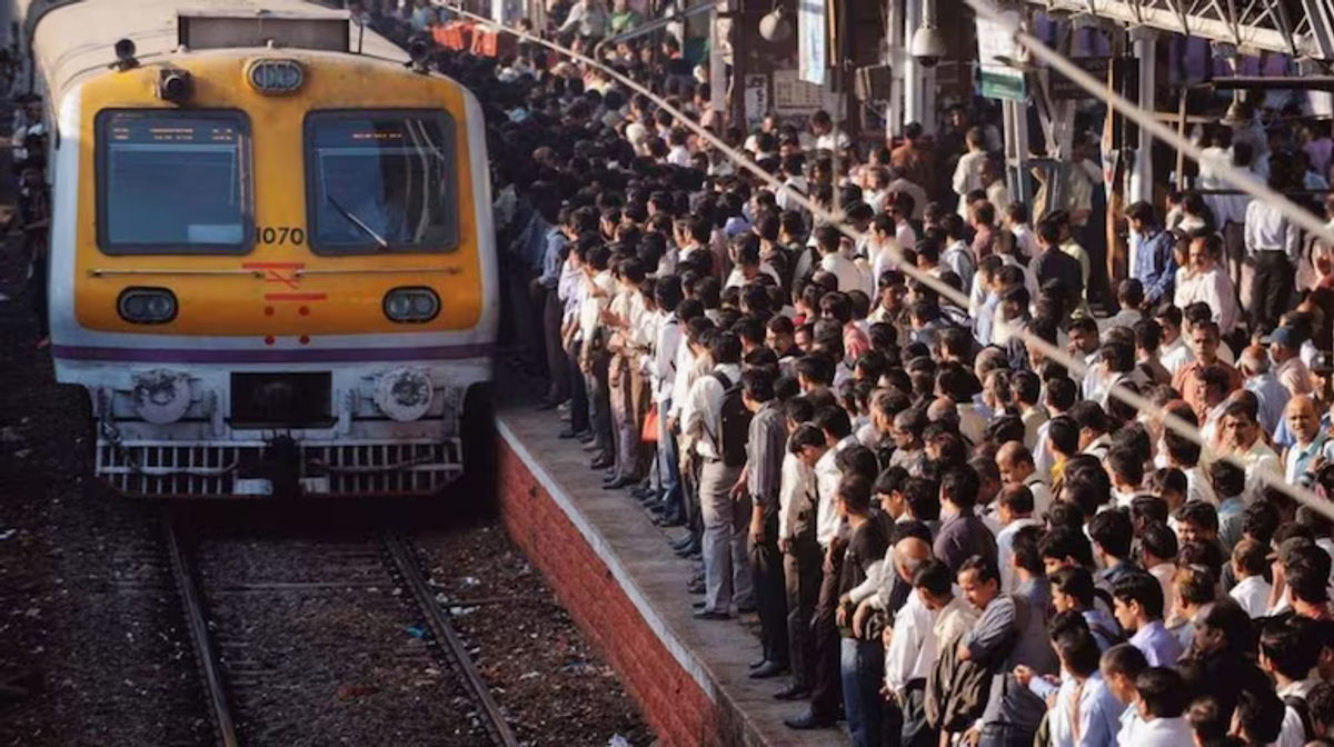 ठाणे लोकल ट्रेन दुर्घटना में घायल यात्री की मौत, मृतकों की संख्या हुई पाँच