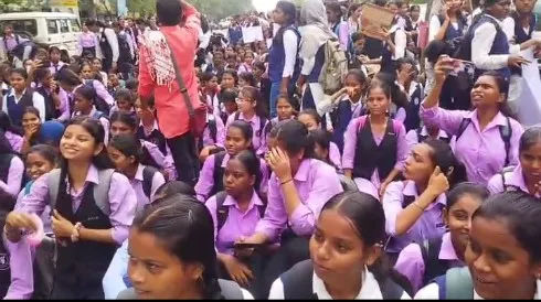 कॉलेज बदलाव के विरोध में छात्राओं का हंगामा, डीईओ कार्यालय का घेराव और तालाबंदी
