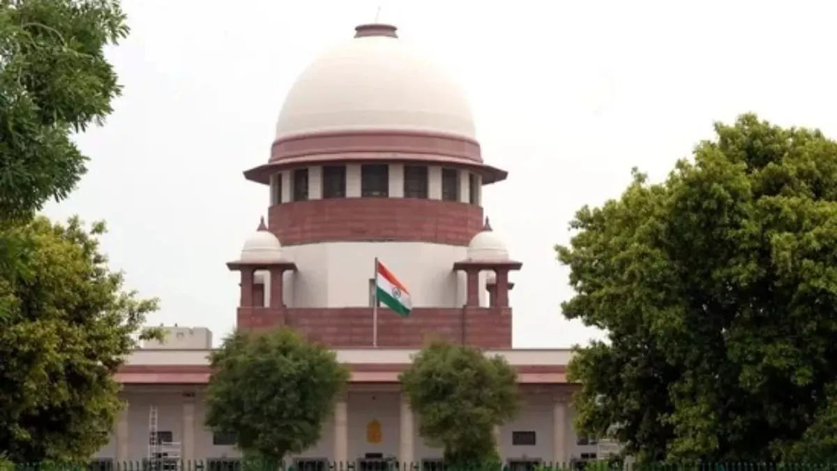 महाराष्ट्र सरकार ने 2006 के मुंबई लोकल ट्रेन ब्लास्ट में हाईकोर्ट द्वारा सभी आरोपियों को बरी किए जाने के फैसले के खिलाफ सुप्रीम कोर्ट में याचिका दाखिल की है। इस मामले की अगली सुनवाई 24 जुलाई 2025 को होगी।