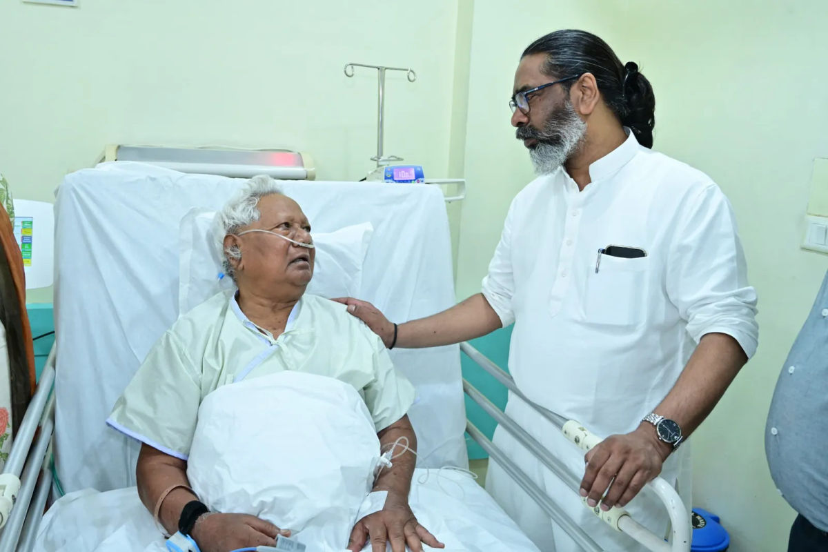 इलाजरत लोकसभा के पूर्व उपाध्यक्ष कड़िया मुंडा से मिलने पहुंचे मुख्यमंत्री हेमंत सोरेन