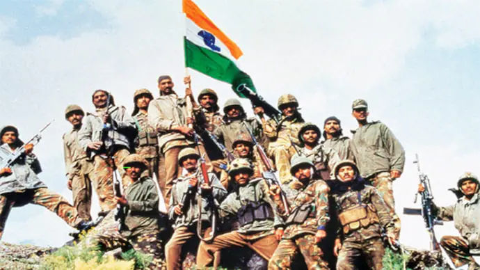 कारगिल युद्ध में जब बॉलीवुड सितारे पहुंचे सैनिकों का हौसला बढ़ाने