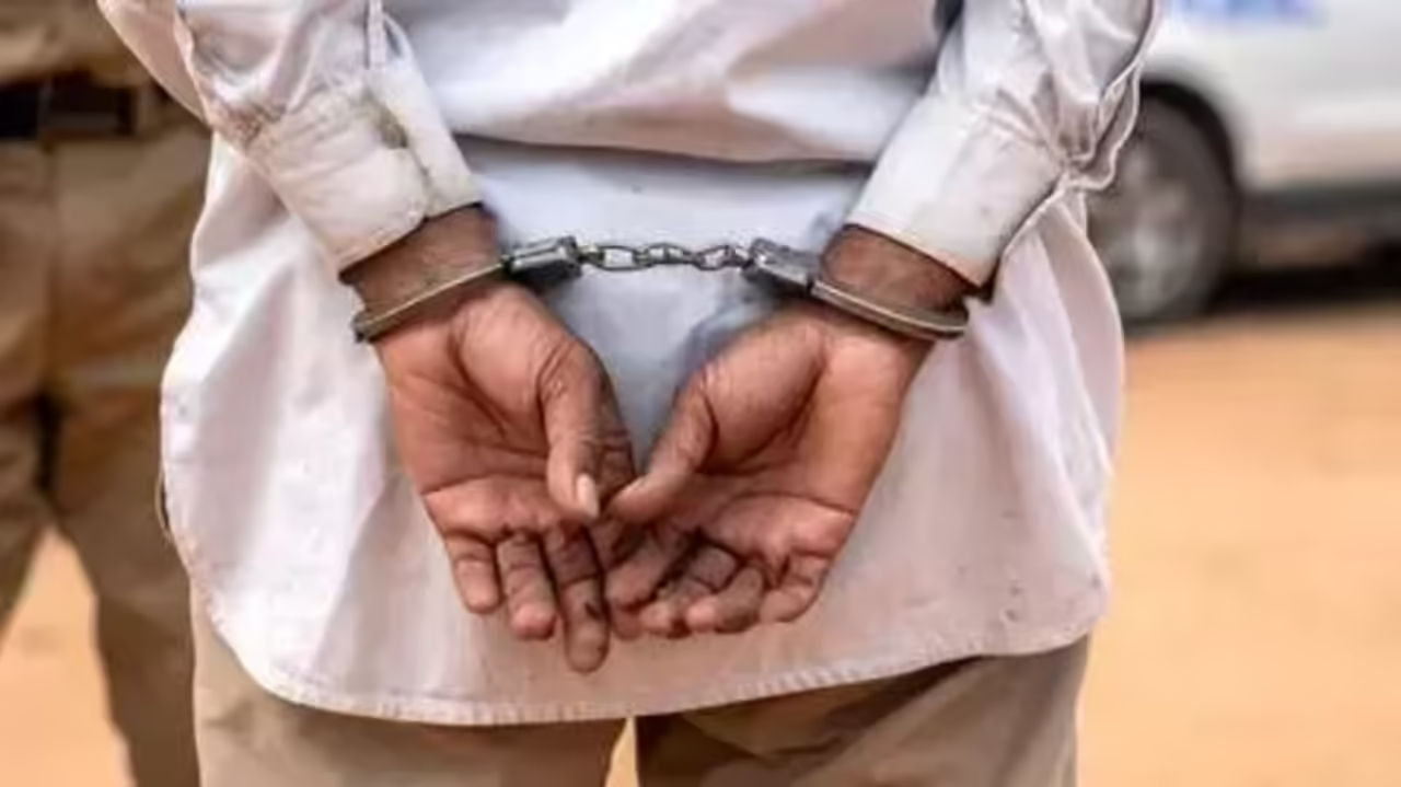 आझमगढमध्ये होमगार्डवर बलात्कार, चोरी व NDPSसह 8 गंभीर गुन्हे; 24 वर्षांपासून पोलीस ठाण्यात कार्यरत