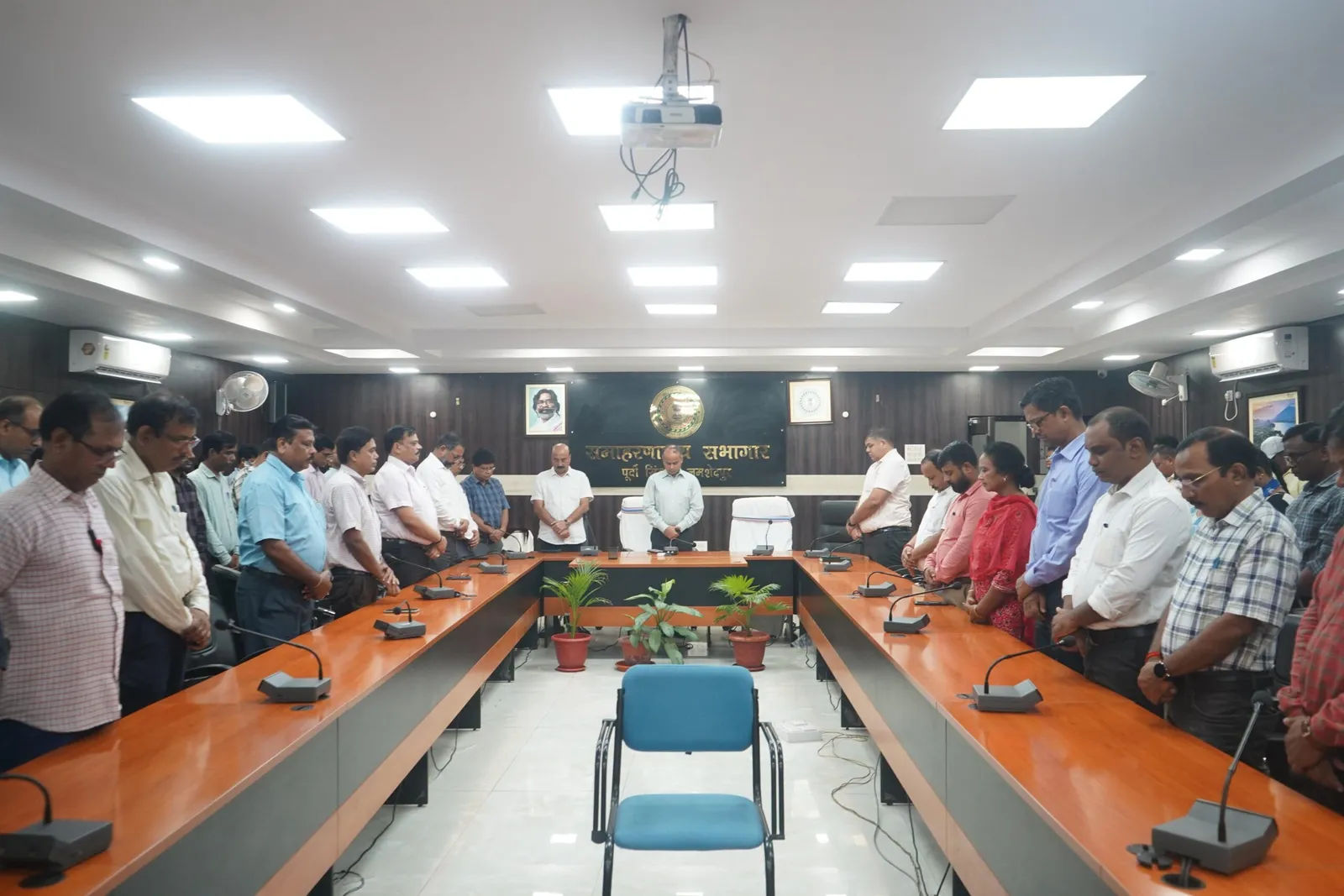 दिशोम गुरु शिबू सोरेन यांच्या निधनानंतर समाहरणालयात शोकसभा; सर्व विभागांनी वाहिली श्रद्धांजली
