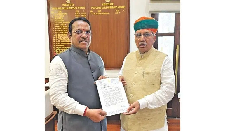 Maval MP Shrirang Barne met with Union Law Minister Arjun Ram Meghwal to advocate for the establishment of a High Court bench in Pune.