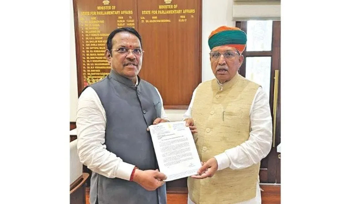 Maval MP Shrirang Barne met with Union Law Minister Arjun Ram Meghwal to advocate for the establishment of a High Court bench in Pune.