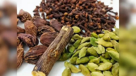 इलायची और लौंग दोनों ही आयुर्वेद में औषधीय गुणों से भरपूर माने जाते हैं।रोज़ सुबह खाली पेट 1 इलायची और 1 लौंग खाने के कई स्वास्थ्य लाभ ।