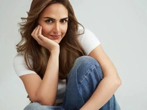 ईशा देओल ने तलाक के बाद भी जताया प्यार पर भरोसा, बोलीं- “प्यार सबसे खूबसूरत एहसास”