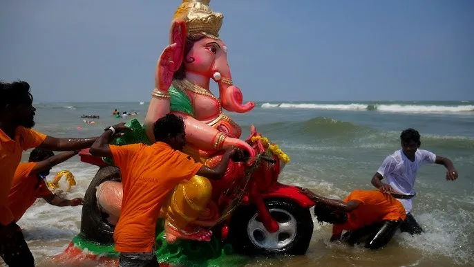 मोटरसायकलस्वाराचा मृत्यू : गणपती विसर्जन मिरवणुकीत नागपूरमध्ये टँकरच्या धडकेत अपघात