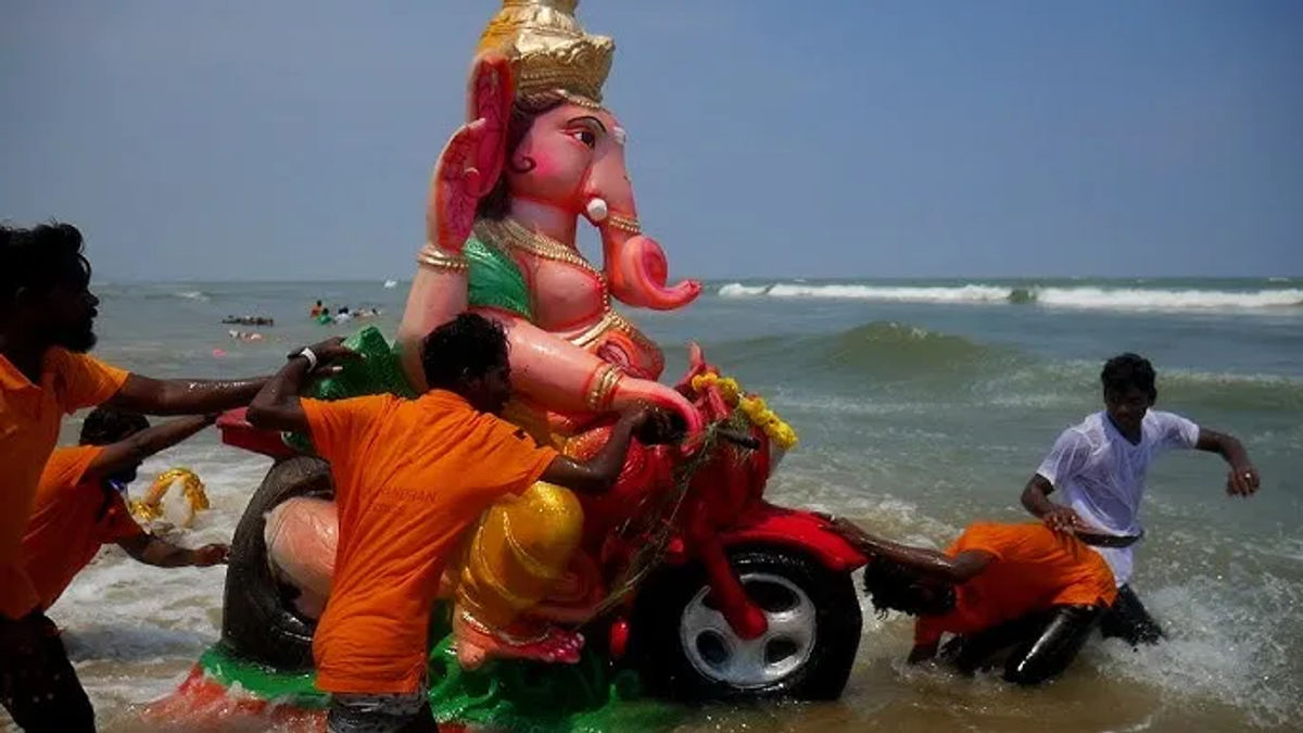 मोटरसायकलस्वाराचा मृत्यू : गणपती विसर्जन मिरवणुकीत नागपूरमध्ये टँकरच्या धडकेत अपघात