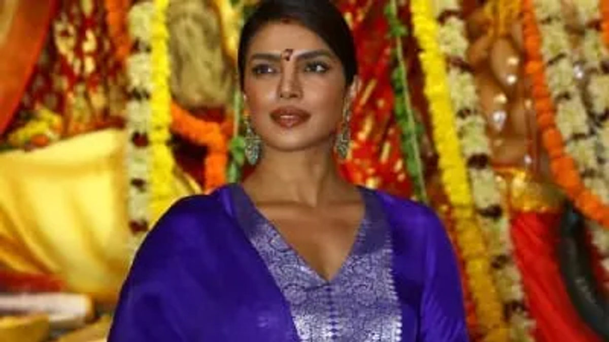 विदेश से लौटते ही दुर्गा पंडाल पहुंचीं प्रियंका चोपड़ा, लिया मां दुर्गा का आशीर्वाद