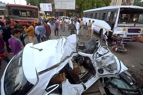 तेलंगाना के रंगा रेड्डी में भीषण सड़क हादसा: ट्रक-बस टक्कर में 20 की मौत, 18 घायल