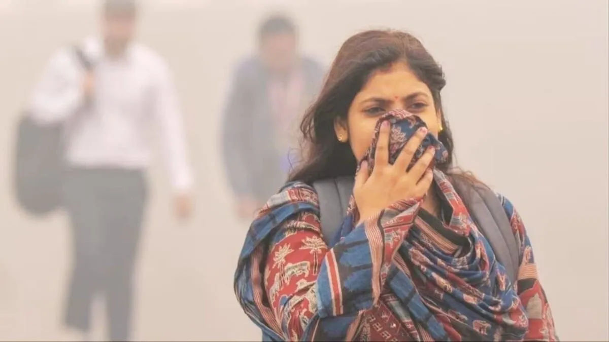 दिल्ली की जहरीली हवा पर एक्सपर्ट की गंभीर चेतावनी: कमजोर फेफड़ों वाले लोग रहें सतर्क