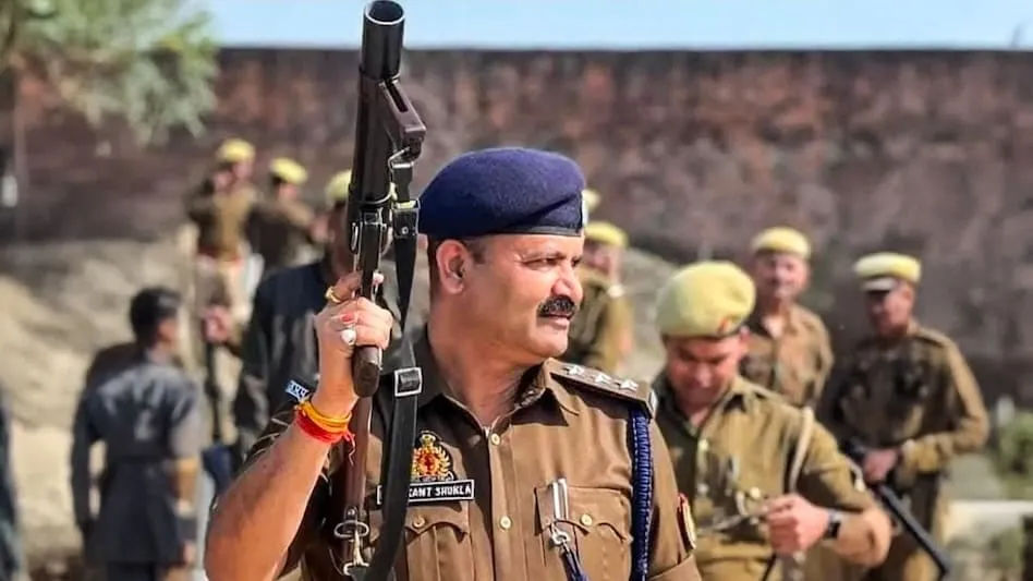 कानपुर के चर्चित 100 करोड़ वाले DSP पर संगीन आरोप: बिल्डरों को डराया-धमकाया, अपराधियों से गहरे रिश्ते?