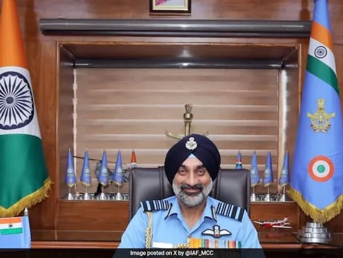 भारत की सीमाई ताकत में बड़ा इजाफा: चीन बॉर्डर के पास न्योमा एयरबेस हुआ संचालन में वायुसेना प्रमुख ने भरी पहली उड़ान