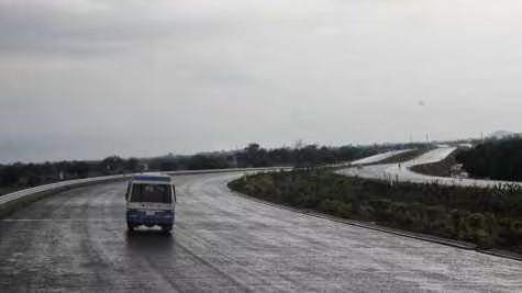 4 साल की देरी, सिर्फ 87 किमी का अधूरा हिस्सा: कैसे अटक गया ₹1 लाख करोड़ का दिल्ली–मुंबई एक्सप्रेसवे |