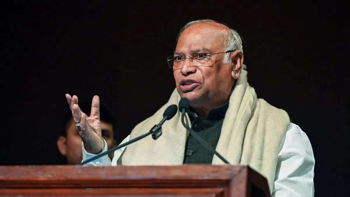 प्रधानमंत्री वोट लेने के लिए खुद को ‘चाय वाला’ बताते हैं, क्या उन्होंने कभी चाय बनाई: खरगे