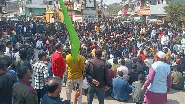 लोहरदगा में NH-143A जाम, अंजुमन इस्लामिया के नेतृत्व में मुस्लिम समुदाय का प्रदर्शन, डेढ़ घंटे तक ठप रहा यातायात
