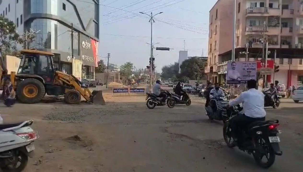 भंडारा के अण्णाभाऊ साठे चौक पर बढ़ता ट्रैफिक, दुर्घटनाओं की आशंका बढ़ी