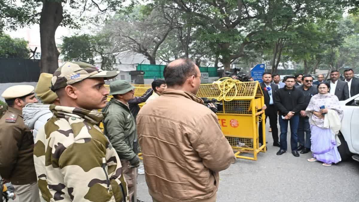 ममता बनर्जी का दिल्ली में पुलिस के साथ टकराव