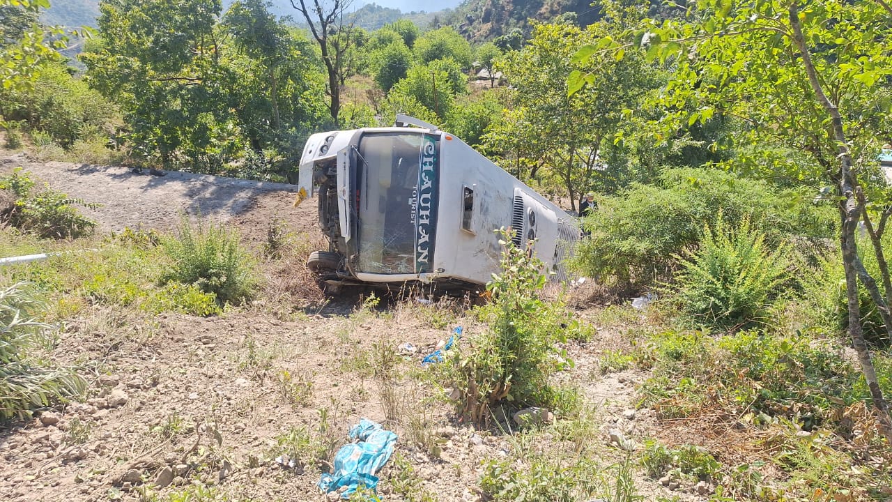 उत्तराखंड के कालसी में बस दुर्घटना, कई लोग घायल