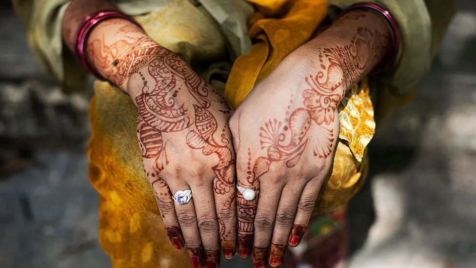 पैसे के लालच में मां बनी बेटी की दुश्मन, नाबालिग की बुजुर्ग से करा दी शादी
