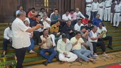 कर्नाटक विधानसभा में बीजेपी–जेडीएस विधायकों का धरना, आबकारी मंत्री के इस्तीफे की मांग