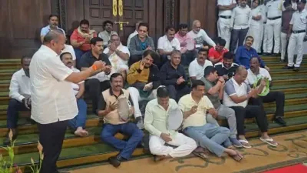 कर्नाटक विधानसभा में बीजेपी–जेडीएस विधायकों का धरना, आबकारी मंत्री के इस्तीफे की मांग