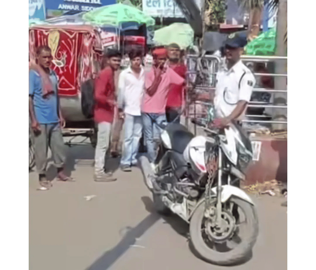 अवैध पार्किंग पर यातायात पुलिस का विशेष अभियान, 14 वाहनों पर कार्रवाई