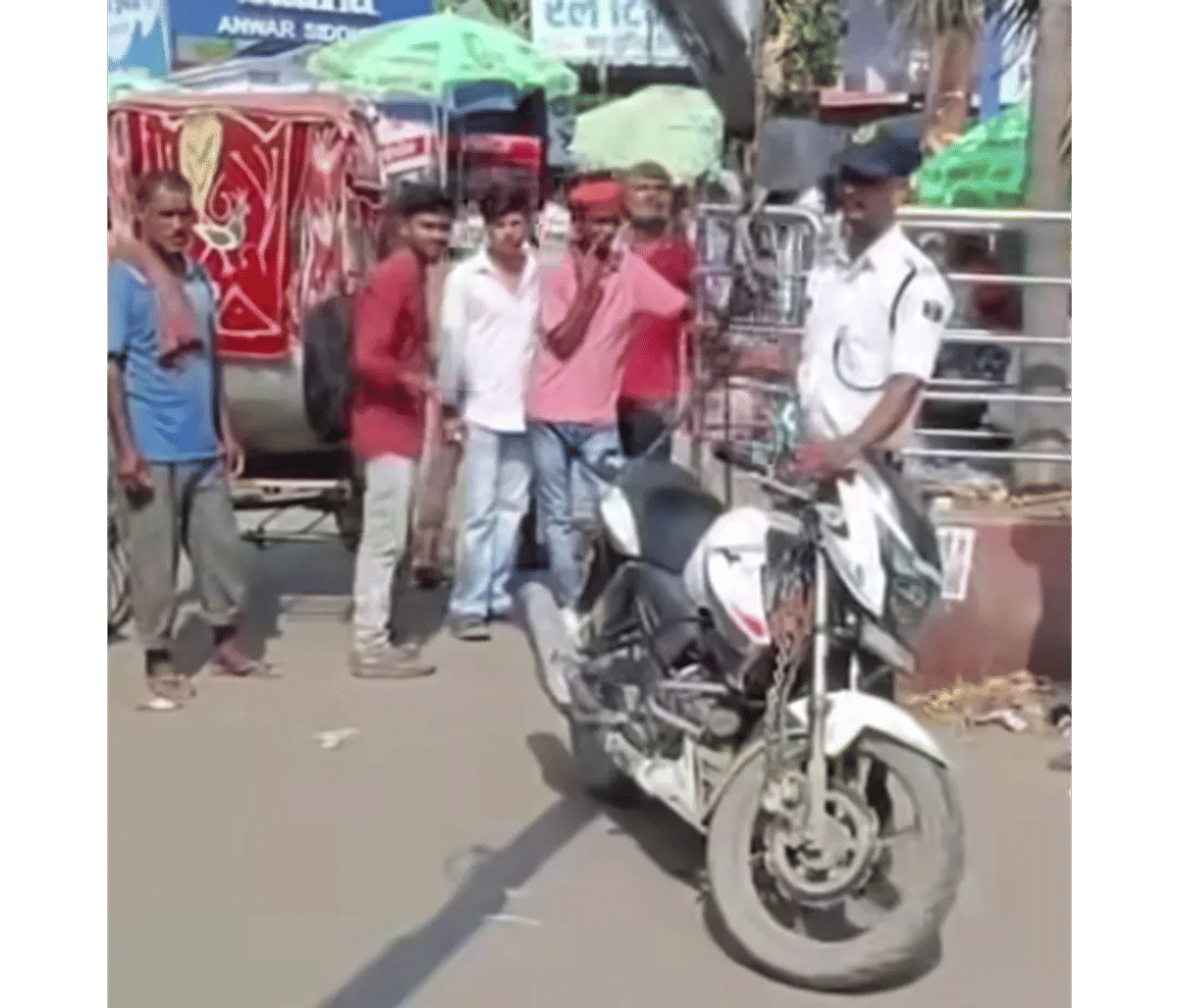 अवैध पार्किंग पर यातायात पुलिस का विशेष अभियान, 14 वाहनों पर कार्रवाई