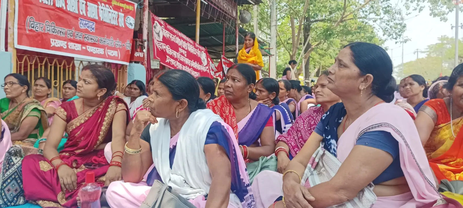 मानदेय और बकाया भुगतान की मांग को लेकर सड़क पर उतरे आशा कर्मी, आंदोलन तेज करने की चेतावनी