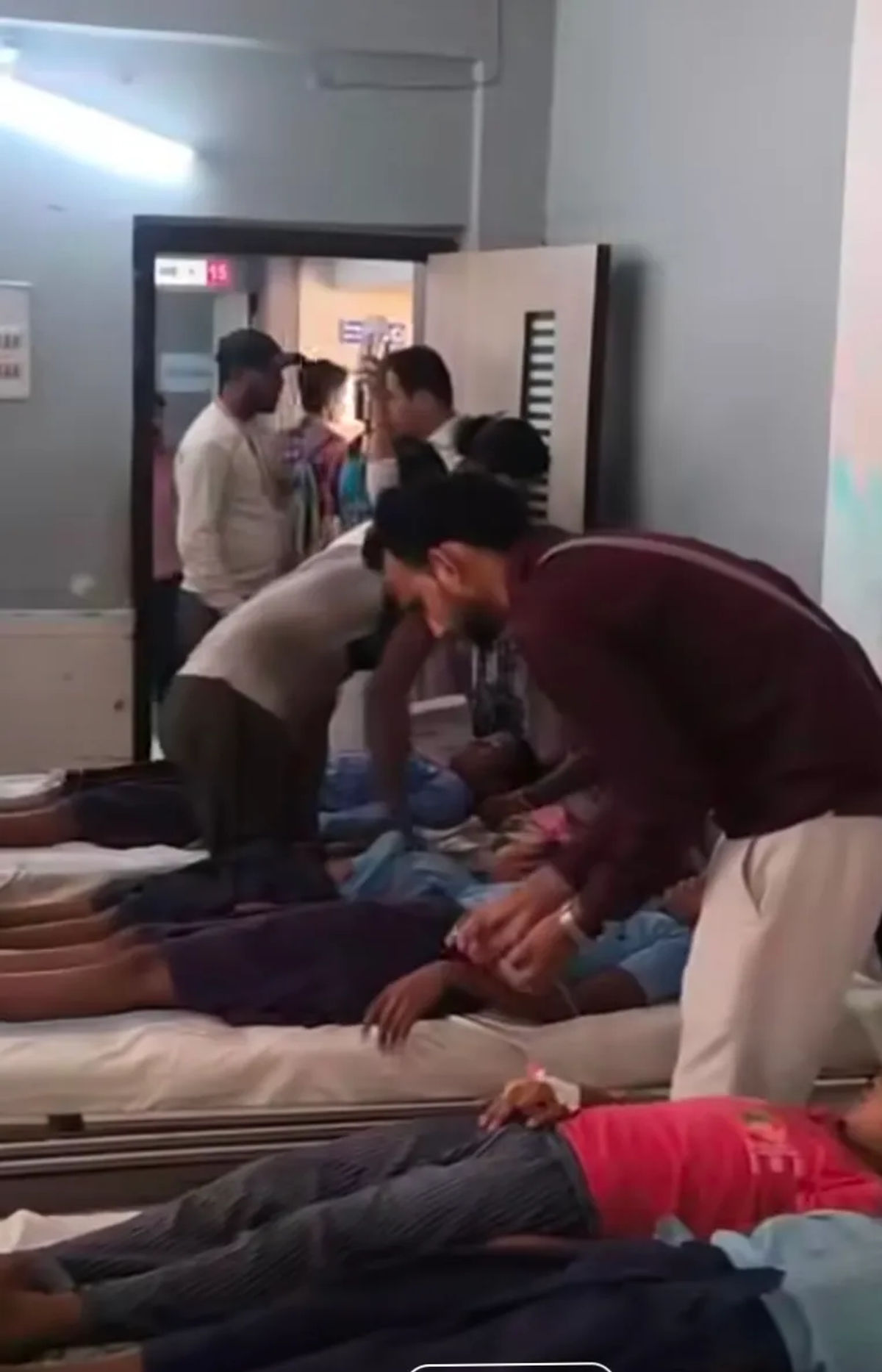 नीतीश के गृह जिले में 60 स्कूली छात्र बीमार, अस्पताल में भर्ती