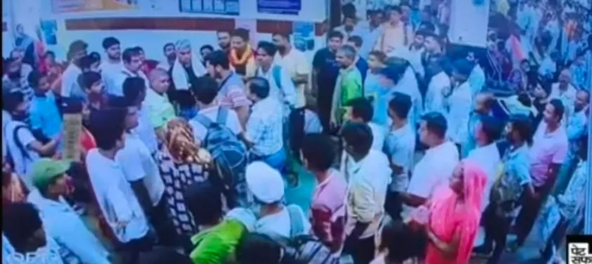 पटना के आईजीआईएमएस में आधी रात को पुलिस का छापा, दो छात्र हिरासत में, विरोध में भारी बवाल, ओपीडी बंद कराया