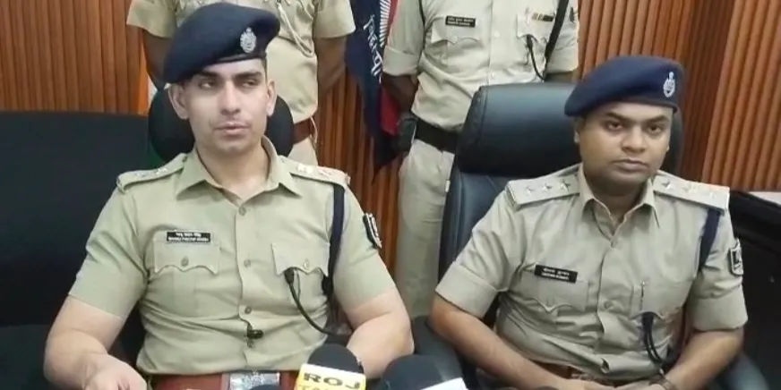 पटना पुलिस के हत्थे चढ़े चार दर्जन से अधिक लुटेरे, भारी मात्रा में लूट का सामान असलहा बरामद, दो ने किया सरेंडर