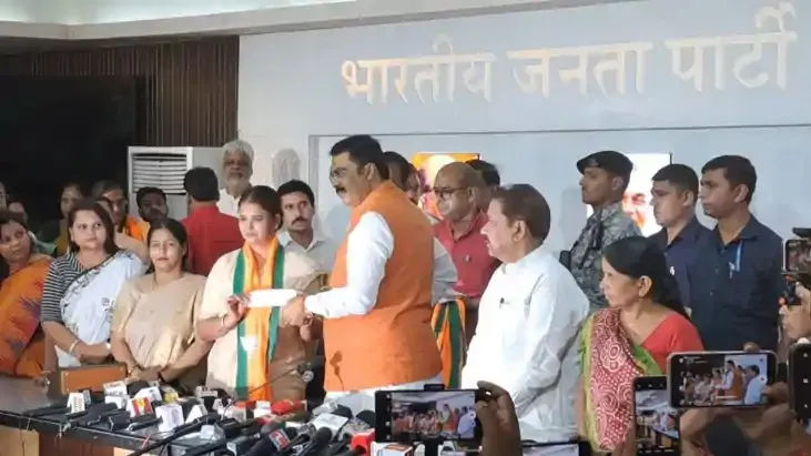 बिहार में राजद को बड़ा झटका, मुखिया दीदी रितु जायसवाल ने थामा भाजपा का दामन