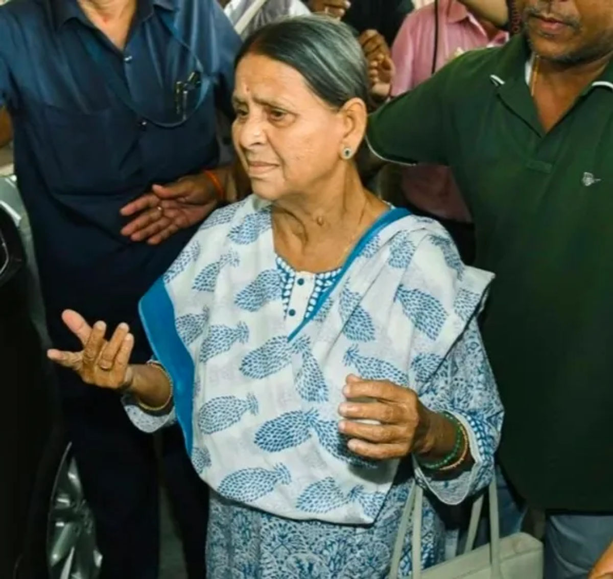 BIHAR POLITICS : पूर्व मुख्यमंत्री राबड़ी देवी खाली नहीं करेंगी 10 सर्कुलर रोड वाला बंगला, बोलीं-फोर्स बुला ले सरकार