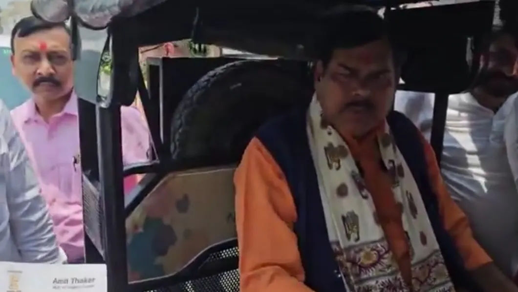 प्रधानमंत्री की अपील का असर: शिक्षा मंत्री मिथिलेश तिवारी ई-रिक्शा से पहुंचे कार्यालय