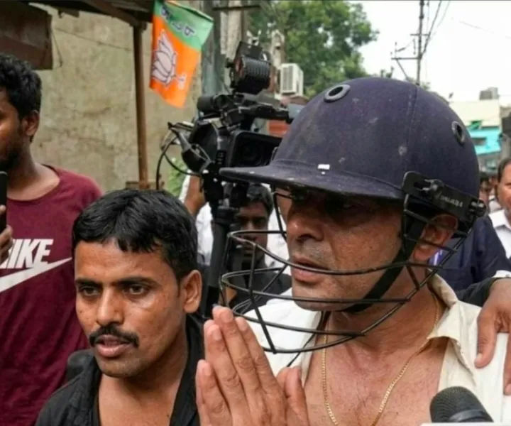 Mamata Banerjee के भतीजे अभिषेक पर हमला, कपड़े फाड़े, पत्थर और अंडे फेंके, हेलमेट पहनकर बचाई जान