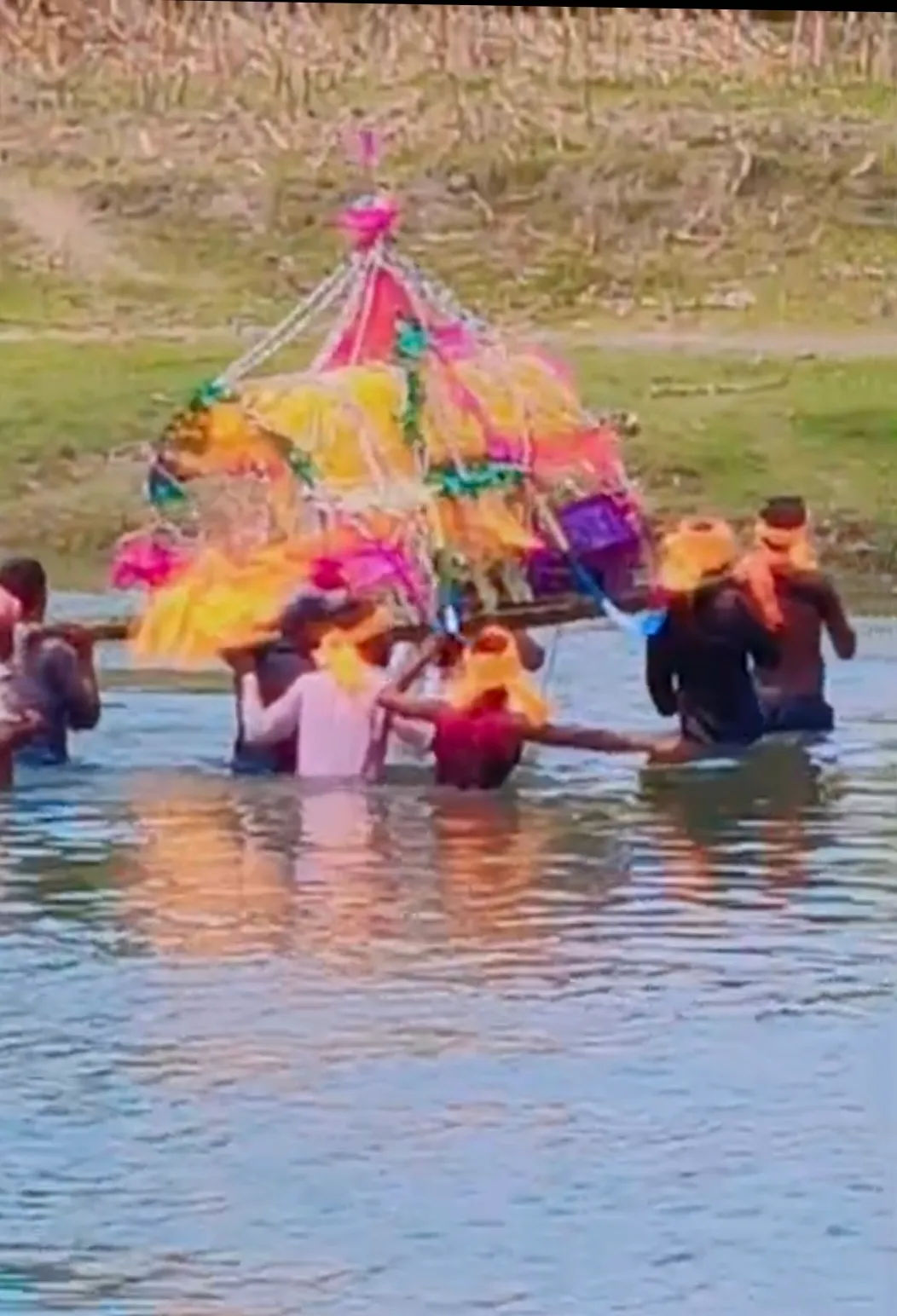 जीते-जी बदहाल जिंदगी, मौत के बाद भी दलदल का सफर, कंधों पर अर्थी लादकर पानी में उतरे लोग