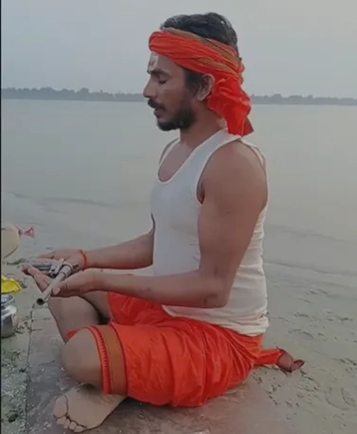भागलपुर में कुख्यात अपराधी का सरेंडर का अनोखा अंदाज, गंगा में बहाया हथियार, अपराध छोड़ने की खाई कसम