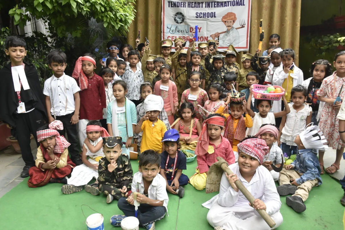श्रम दिवस पर टेंडर हार्ट इंटरनेशनल स्कूल में फैंसी ड्रेस प्रतियोगिता का आयोजन