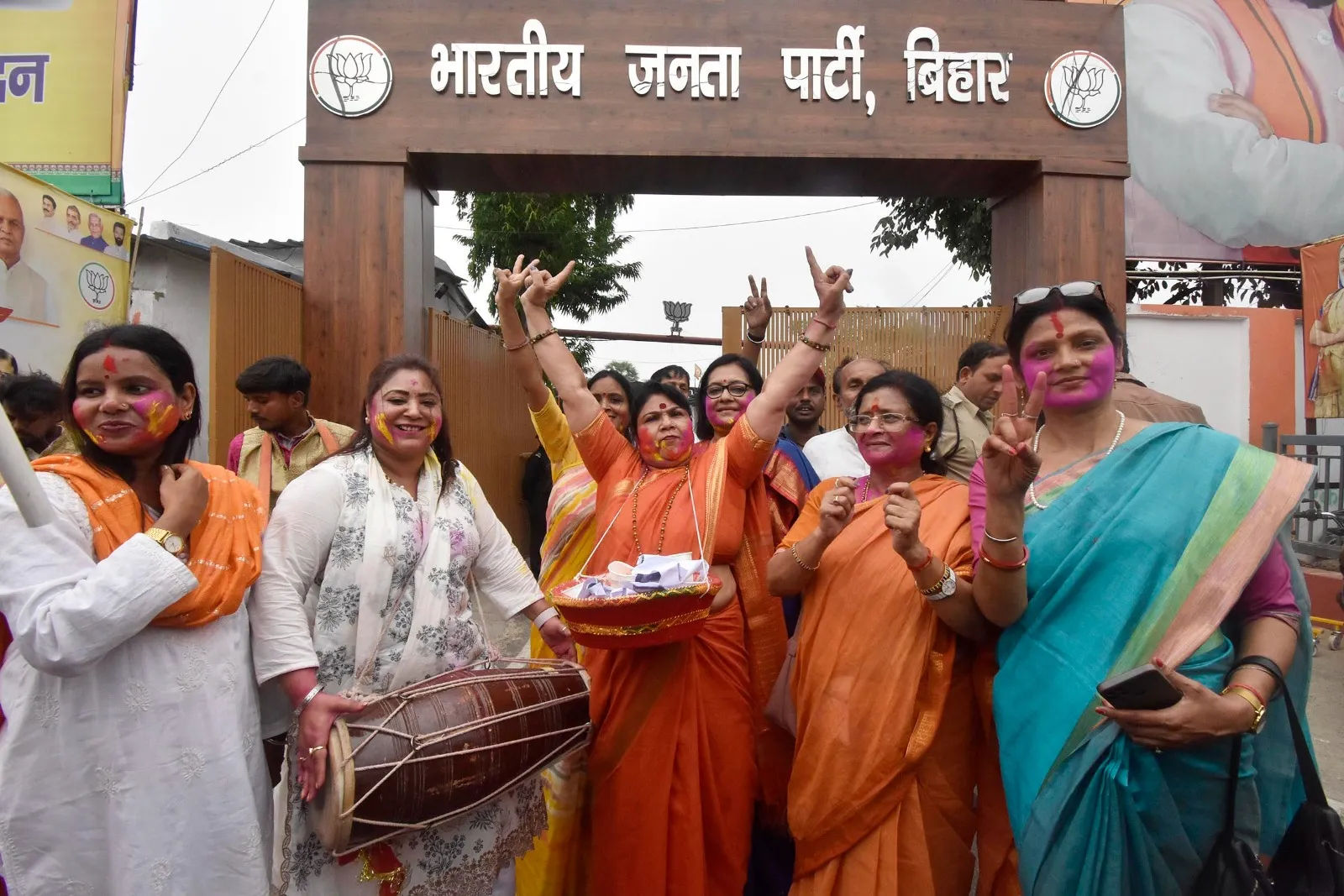बंगाल में भगवा लहर के बाद पटना भाजपा कार्यालय में जश्न, ‘झालमुड़ी’ से लेकर आतिशबाजी तक सियासी उत्सव