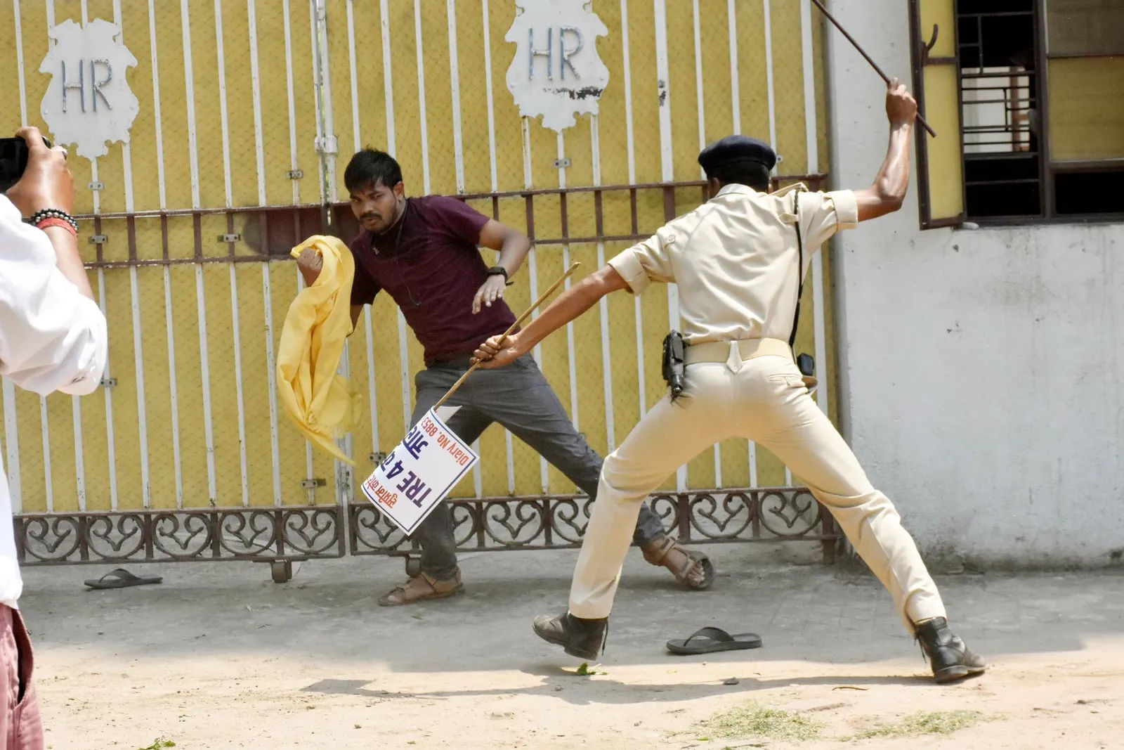 “नौकरी मांगने निकले थे अभ्यर्थी, पटना की सड़कों पर बरसी लाठियां” TRE-4 को लेकर प्रदर्शन हुआ बेकाबू
