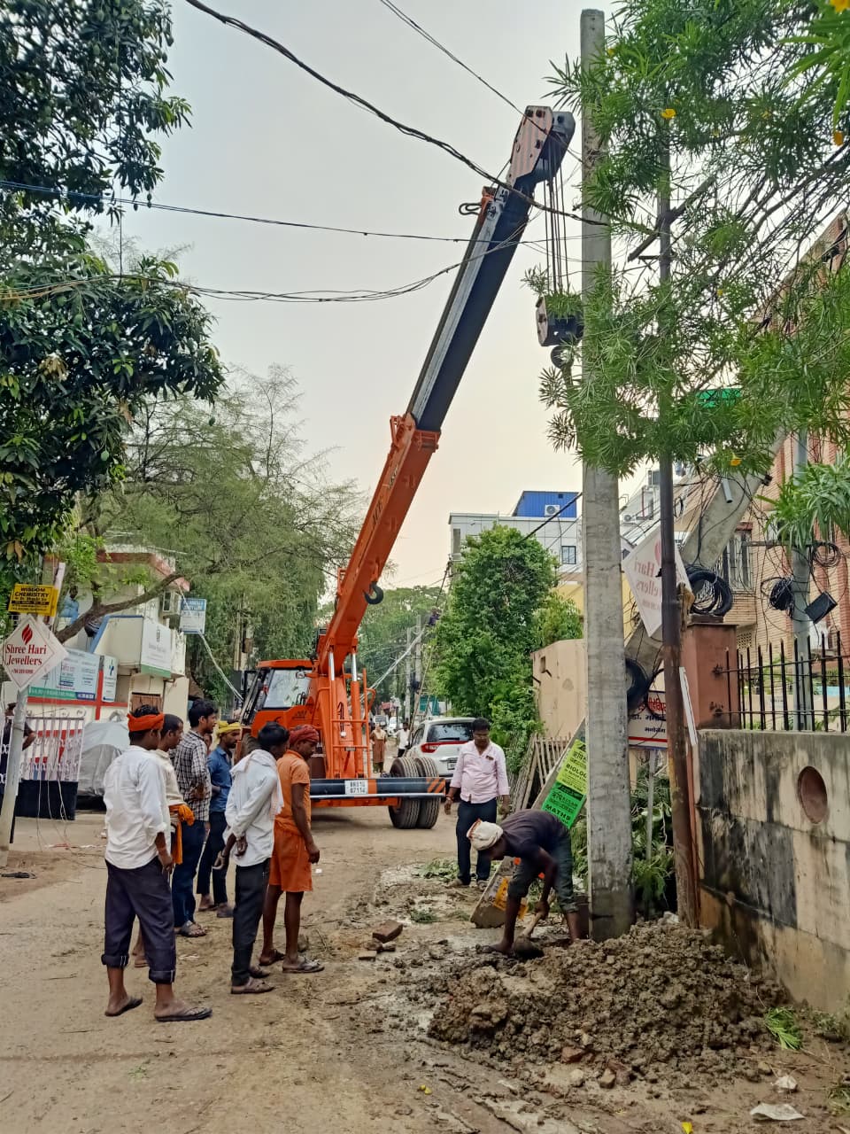 आंधी-बारिश के बाद बिजली व्यवस्था बहाल करने में जुटे विद्युतकर्मी, रातभर चला मरम्मत कार्य