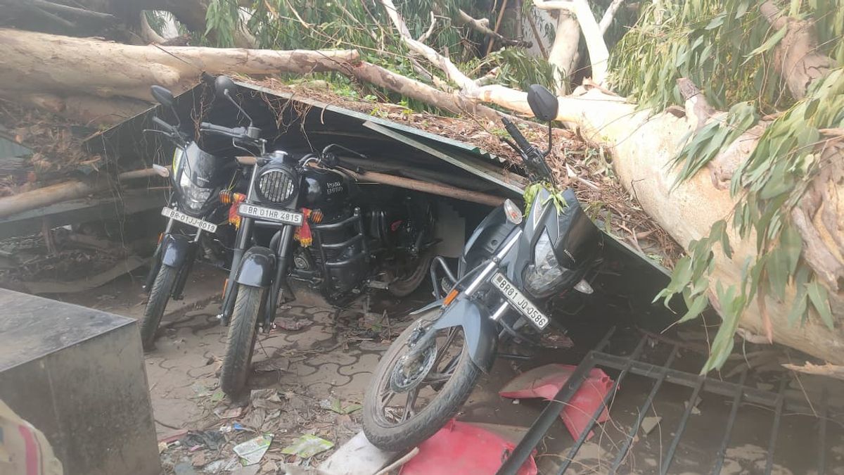 आंधी के बाद अस्पताल में अलर्ट मोड, सड़क पर बैठ अधिकारियों ने संभाला मोर्चा