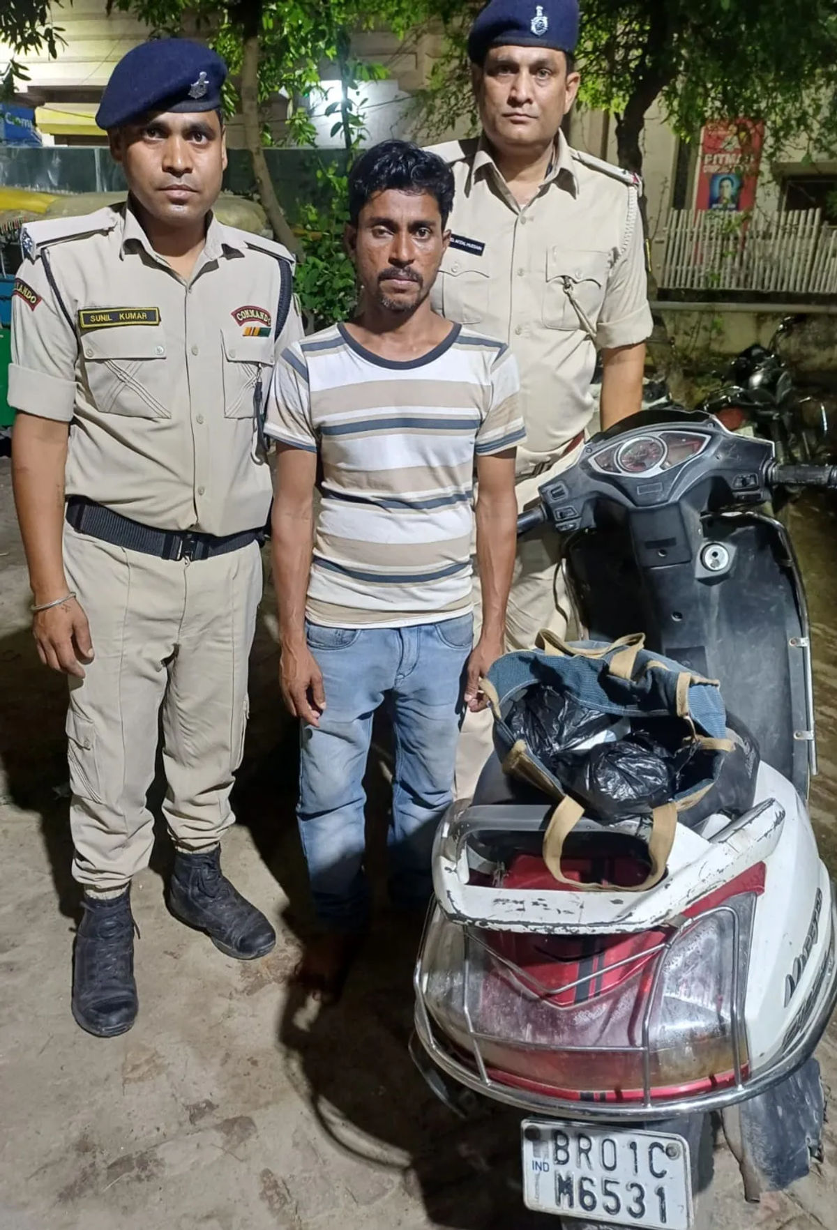 सुल्तानगंज में 5 लीटर देशी शराब के साथ युवक गिरफ्तार, स्कूटी और नकदी भी जब्त