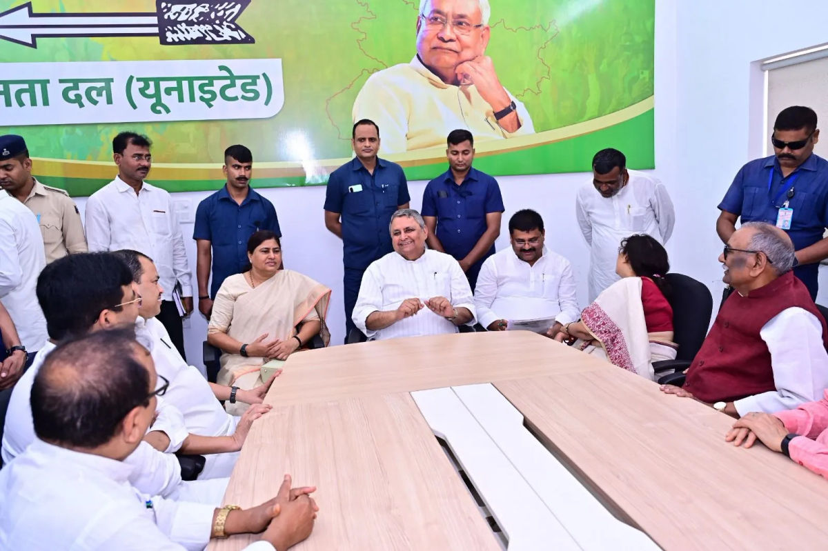 नीतीश कुमार के अचानक दौरे से गरमाई बिहार की राजनीति, JDU दफ्तर में क्या हुआ ?