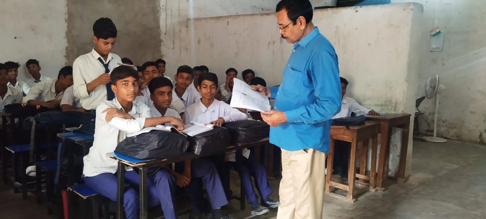 गार्डासिल वैक्सीनेशन अभियान की मॉनिटरिंग के लिए स्कूल पहुंचे सिविल सर्जन, बच्चों को समझाया टीकाकरण और स्वच्छता का महत्व