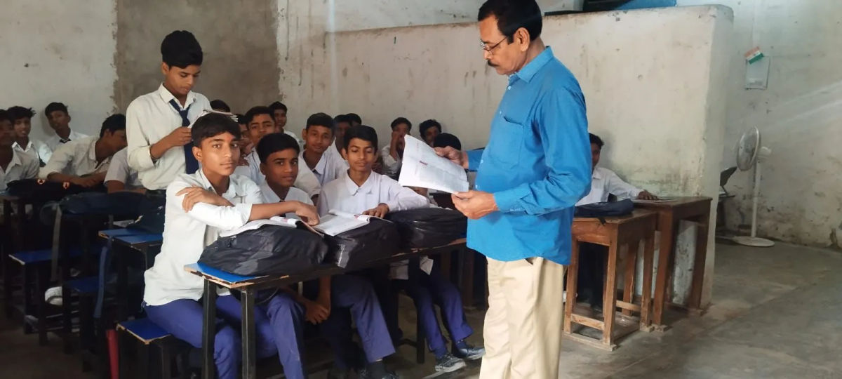 गार्डासिल वैक्सीनेशन अभियान की मॉनिटरिंग के लिए स्कूल पहुंचे सिविल सर्जन, बच्चों को समझाया टीकाकरण और स्वच्छता का महत्व