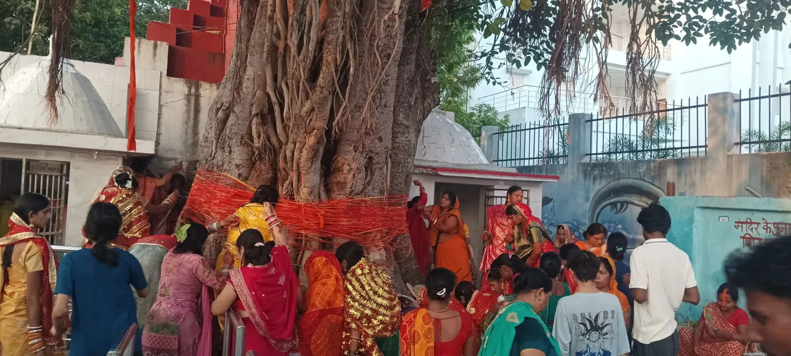 पति की दीर्घायु के लिए सुहागिन महिलाओं ने की पूजा-अर्चना