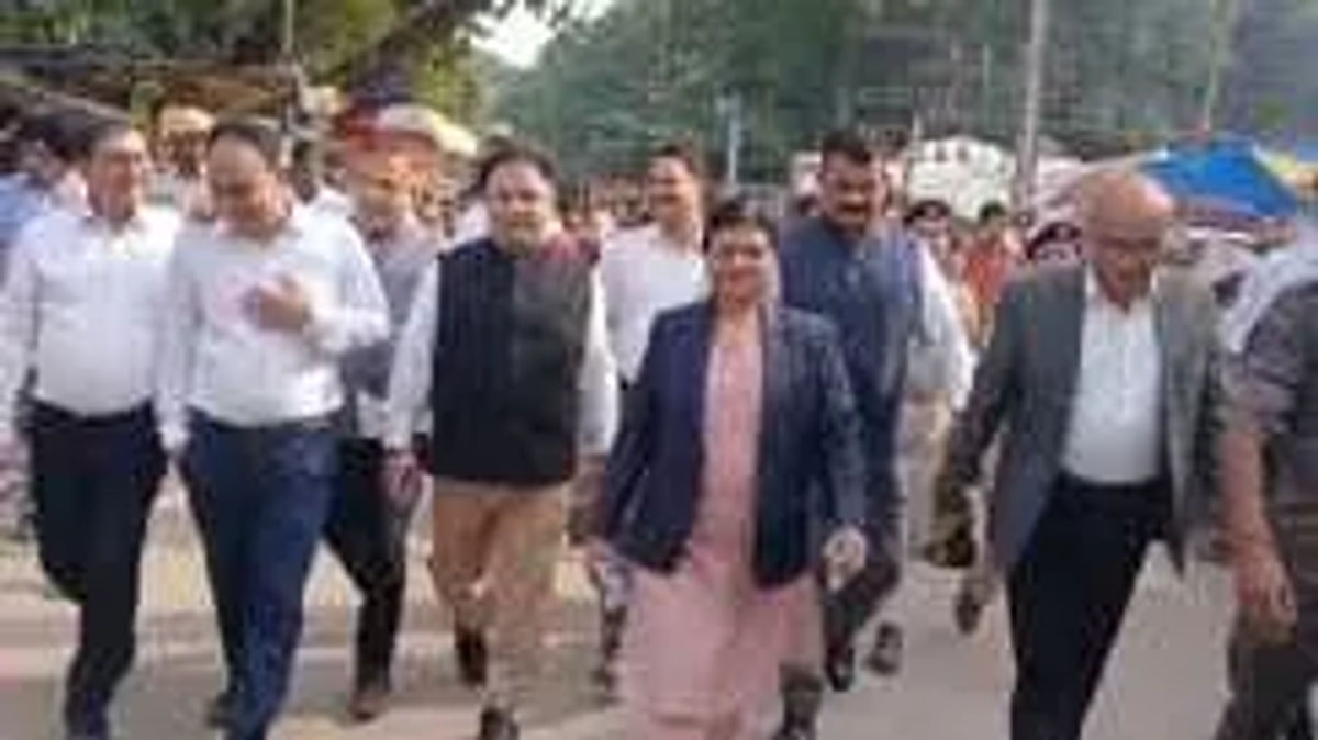 पीएम मोदी की अपील के बाद गोपालगंज के जिला एवं सत्र न्यायाधीश व अन्य न्यायिक अधिकारी पैदल पहुंचे कोर्ट
